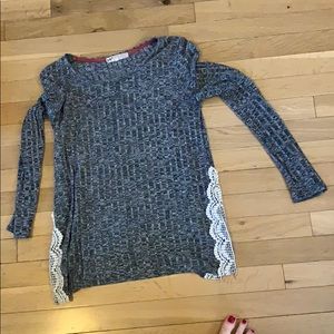 gray long sleeve shirt